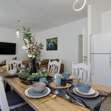 Klaudija With Private Garden דירה