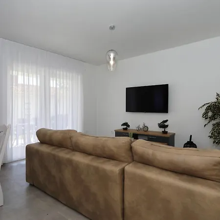 דירה Klaudija With Private Garden